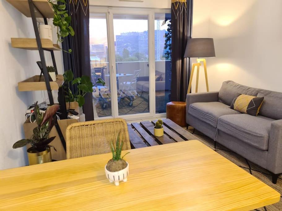 - un salon avec une table et un canapé dans l'établissement Aera, à Nice