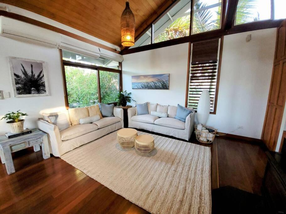 ein Wohnzimmer mit 2 Sofas und einem Teppich in der Unterkunft A place to relax in Mudjimba
