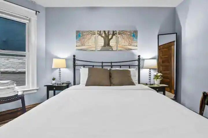 デンバーにあるLuxury Retreat: Villa Haven for Your Perfect Holidayのベッドルーム(大きな白いベッド1台、窓付)