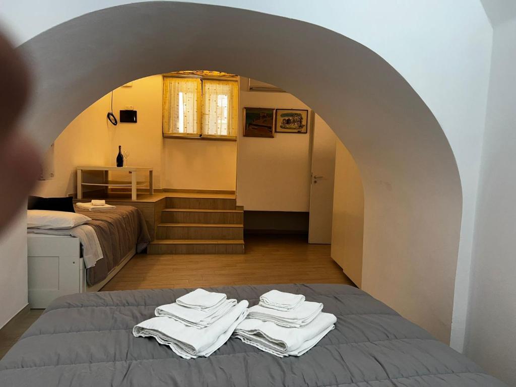 a bedroom with a bed with white towels on it at Vicolo Garibaldi in Tropea