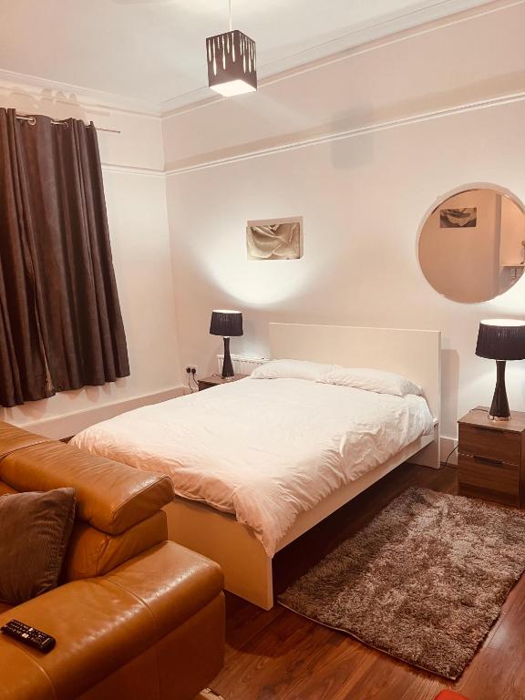 1 dormitorio con 1 cama y 1 sofá en Modern Large Studio en Londres