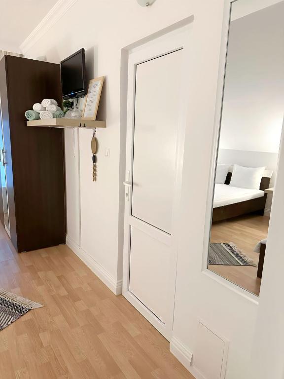 Postel nebo postele na pokoji v ubytování Hanul lui Ionut 2