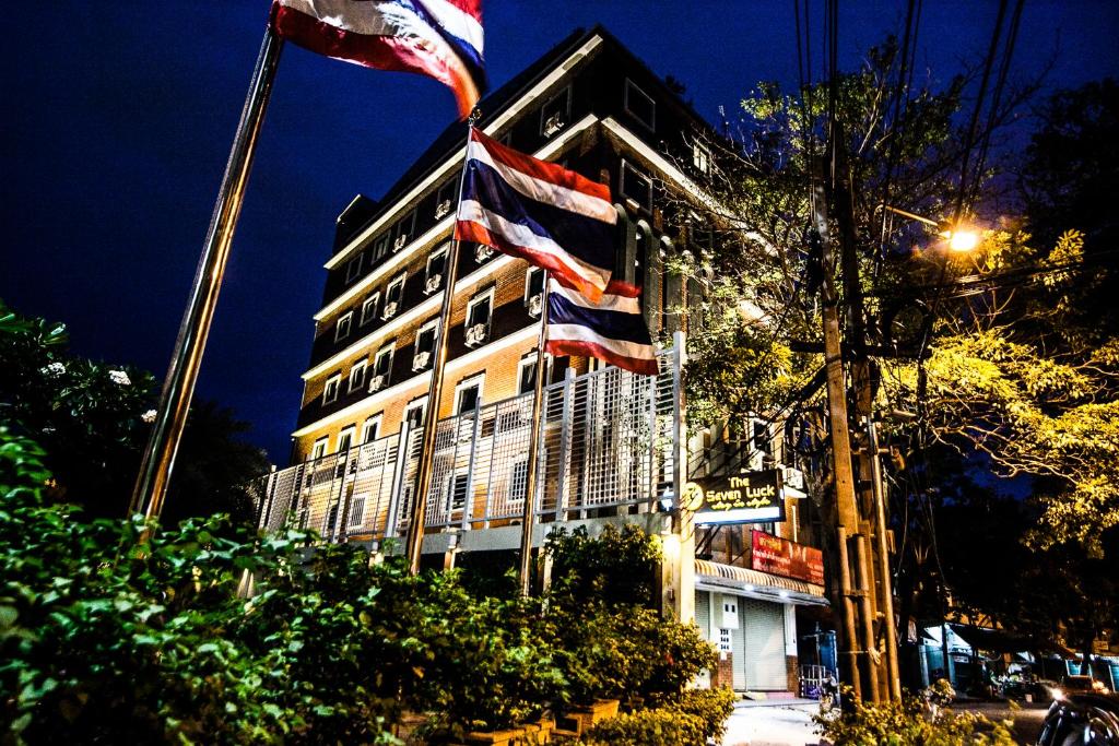 曼谷的住宿－賽文拉克酒店，前面有美国国旗的建筑