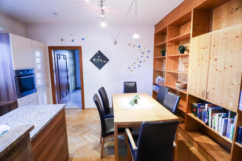 eine Küche und ein Esszimmer mit einem Tisch und Stühlen in der Unterkunft 110m2 apartment in Graz-Saint Peter - free parking in Graz