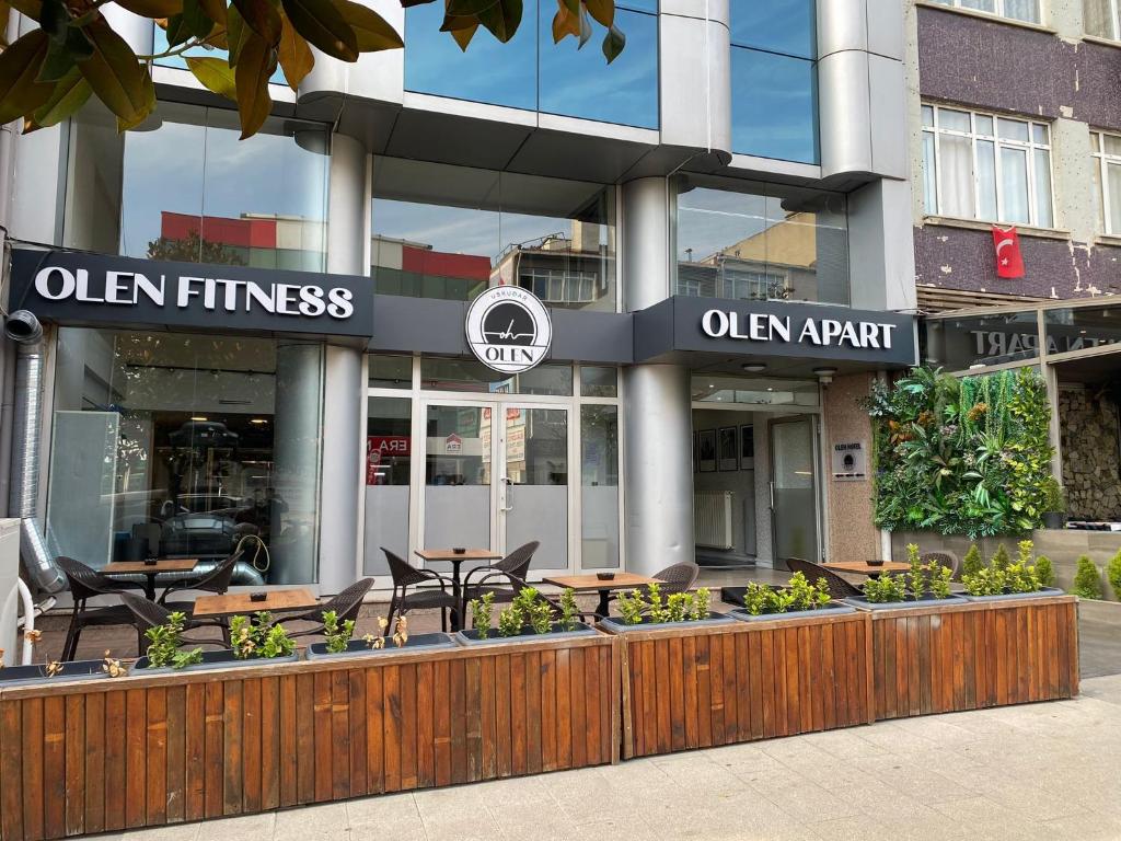 Olen Uskudar Hotel في إسطنبول: مطعم فيه طاولات وكراسي امام مبنى