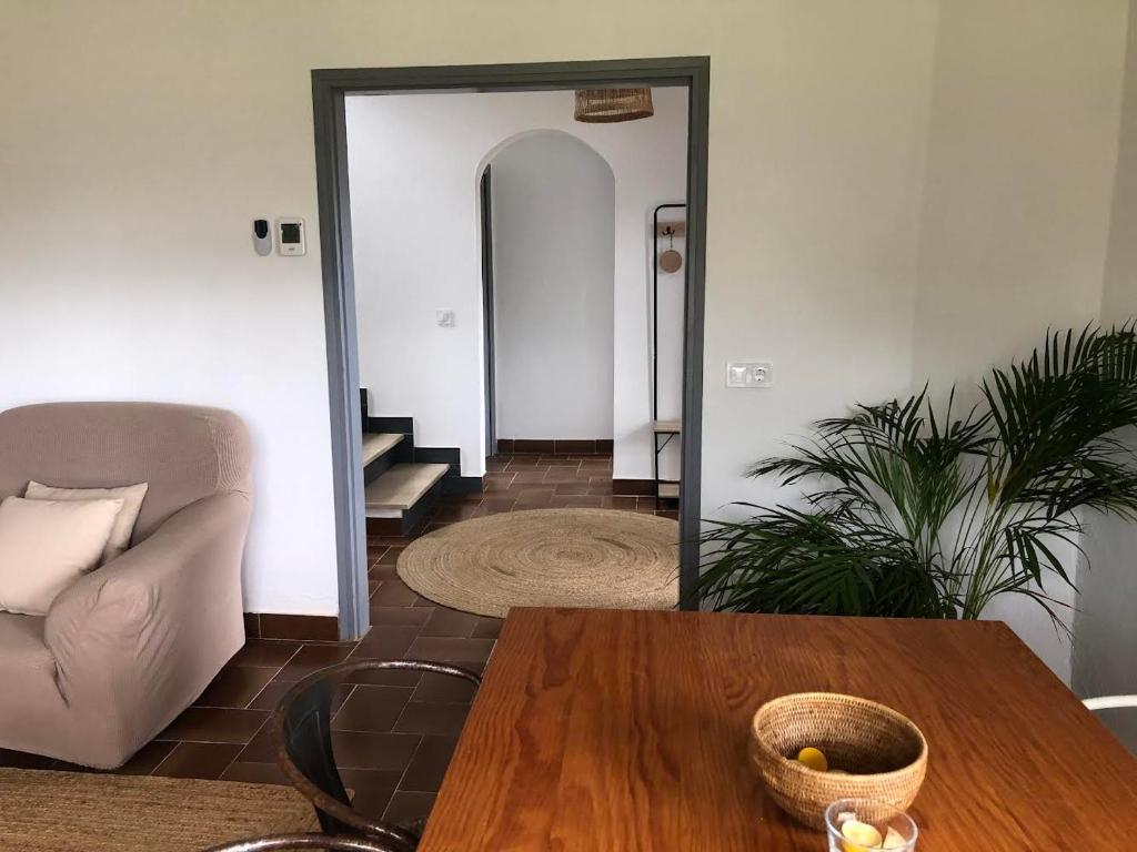 ein Wohnzimmer mit einem Tisch und einem Spiegel in der Unterkunft Casa en el campo in Ventalló