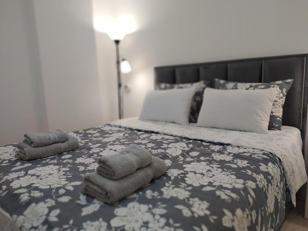 um quarto com uma cama com duas toalhas em Zamak em Niš