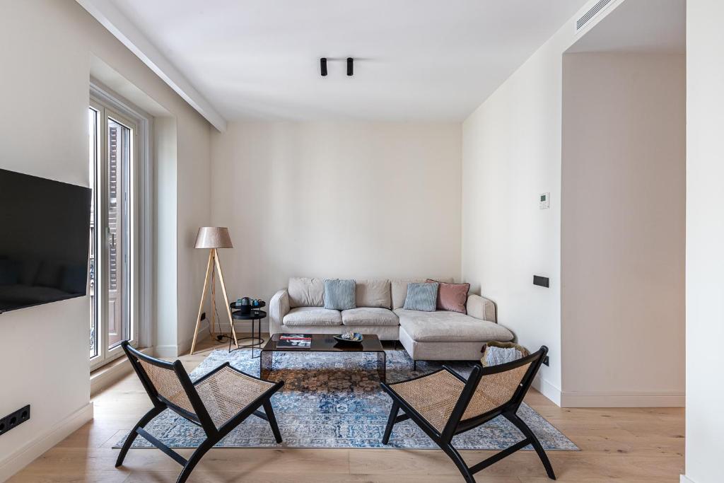 un soggiorno con divano e 2 sedie di BNBHolder Luxury II SOL a Madrid