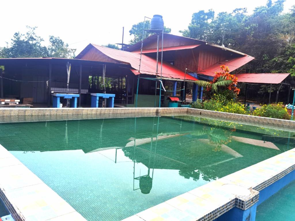 uma piscina em frente a um edifício em Chocolate Village & pool em Jiménez