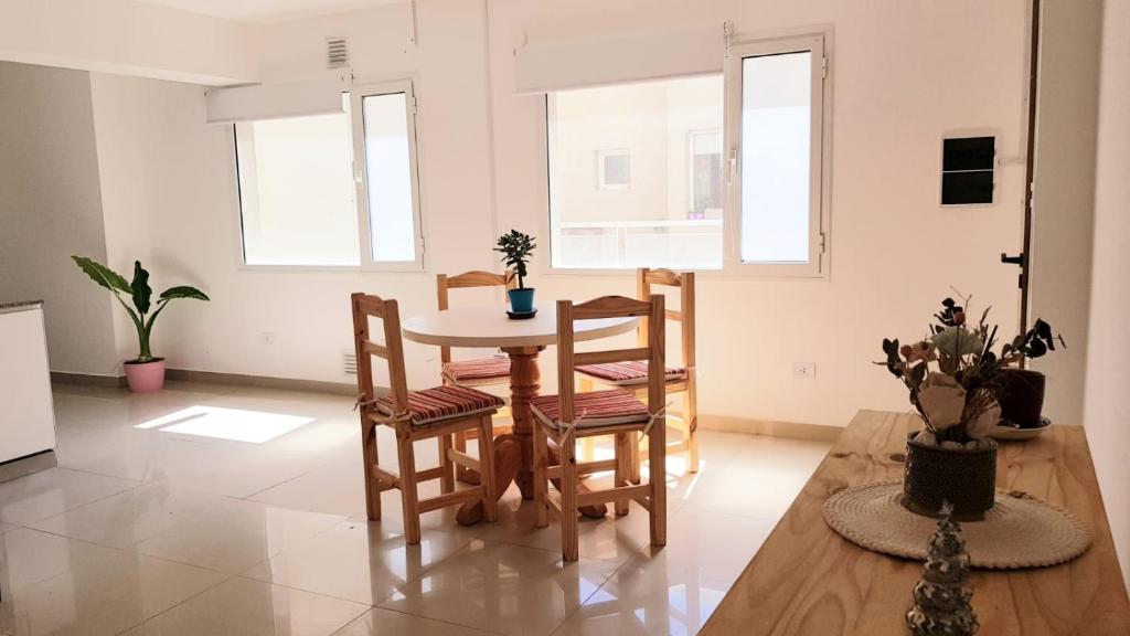 eine Küche und ein Esszimmer mit einem Tisch und Stühlen in der Unterkunft DPTO Bahia in Bahía Blanca