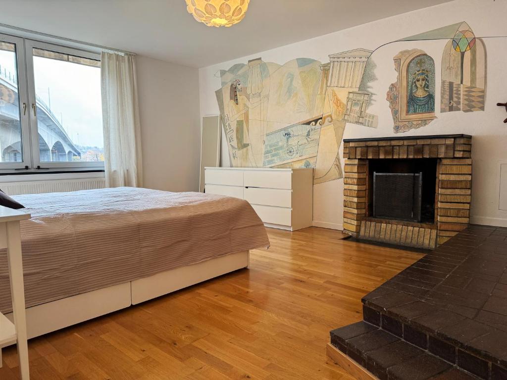 um quarto com uma cama e uma lareira em Apartment with amazing view em Estocolmo