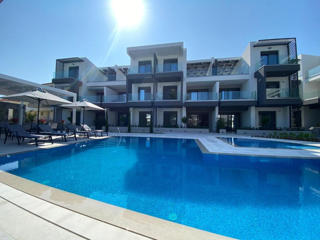 una piscina frente a un edificio en Evion Luxury Apartments, en Nikiti