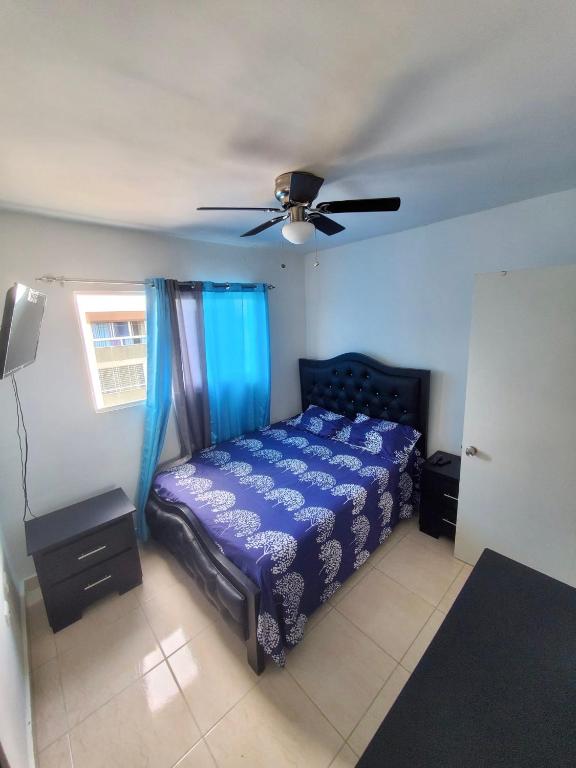Postel nebo postele na pokoji v ubytování Acogedor apartment , seguridad las 24 horas , Airport 8 minutos, Centro de Santiago 10 Minutos , Tamboril la capital mundial del cigarro 10 minutos , 2 parqueos
