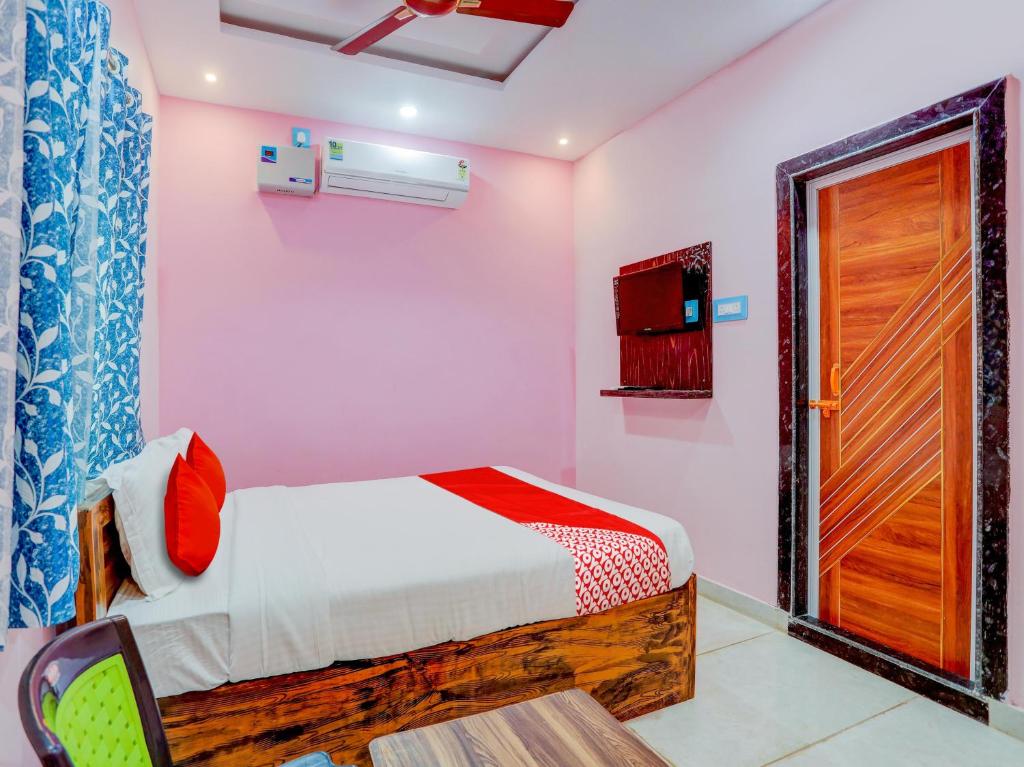 Postel nebo postele na pokoji v ubytování Hotel O Kalinga Inn
