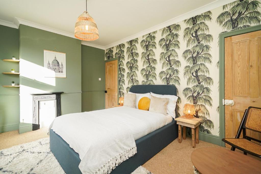 een slaapkamer met een bed met tropisch behang bij Hamilton House in Sheffield