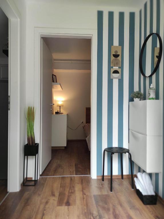 Habitación con un pasillo con rayas azules y blancas en Apartment M42 en Zagreb