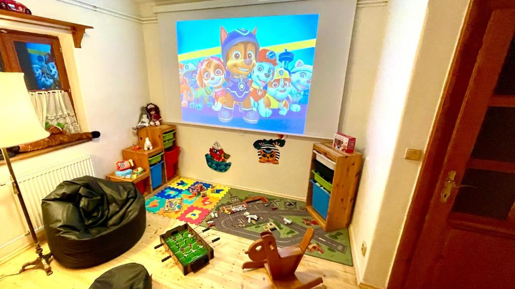 TV a/nebo společenská místnost v ubytování Chalupa Lučany