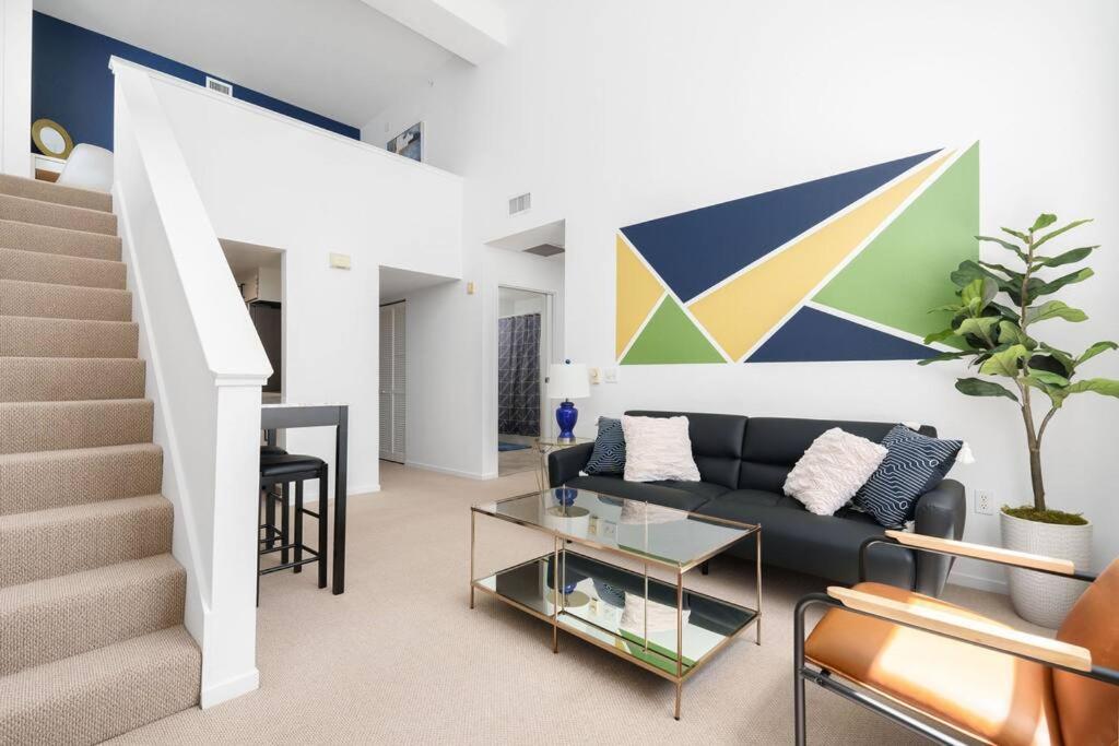 uma sala de estar com um sofá e uma escada em Modern Loft in Mission / Hayes Valley with Parking em São Francisco