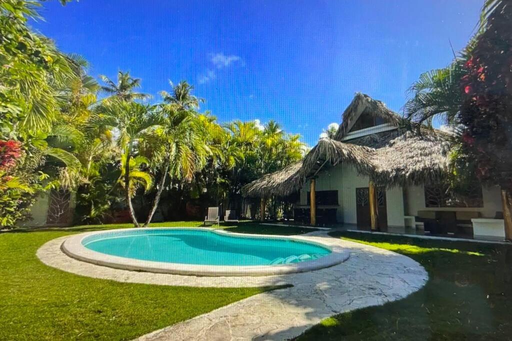 een zwembad voor een huis bij Las Terrenas Villa- King Bed, Beaches & Dining in Las Terrenas