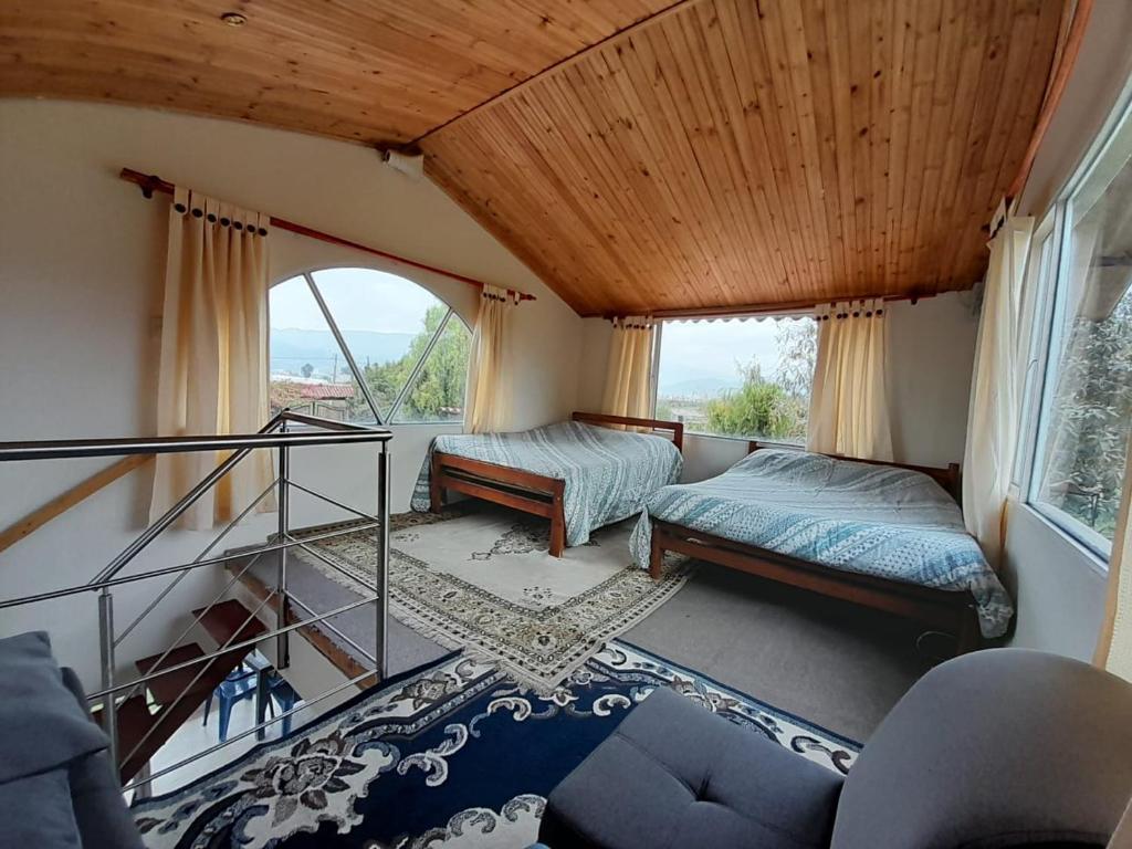 sala de estar con 2 camas y balcón en Reserva de Santa Ines, en Tibasosa