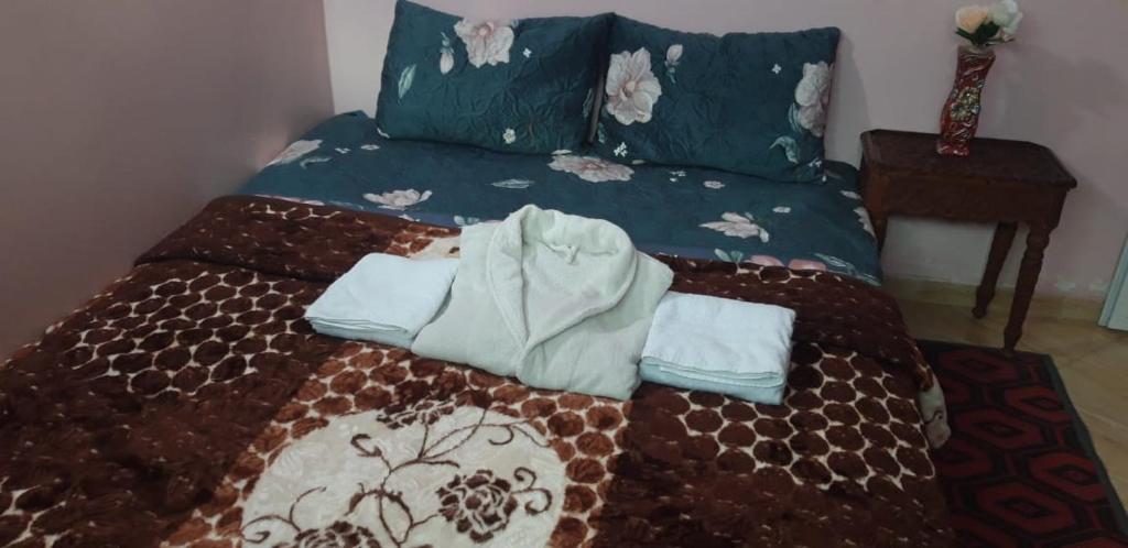 Una cama o camas en una habitación de A 5 minutos del aeropuerto de fes