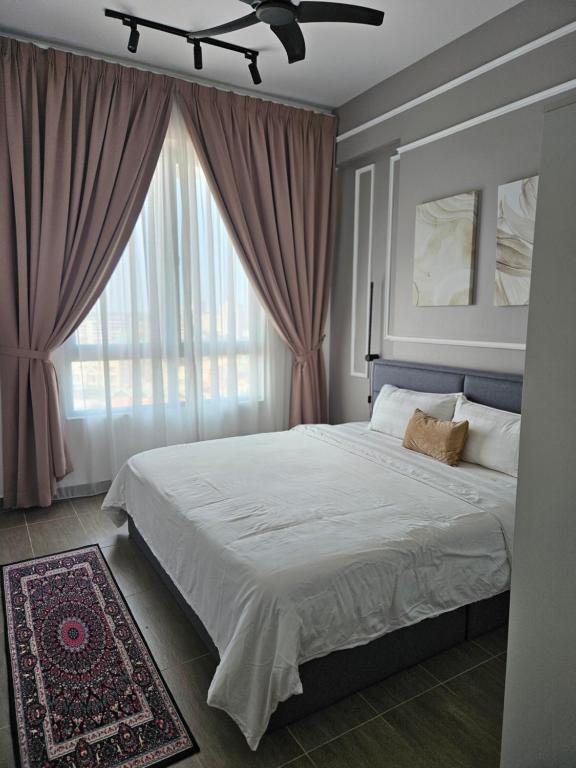 1 dormitorio con 1 cama grande y ventana grande en Sakifa's Home @ Troika Kota Bharu, en Kota Bharu