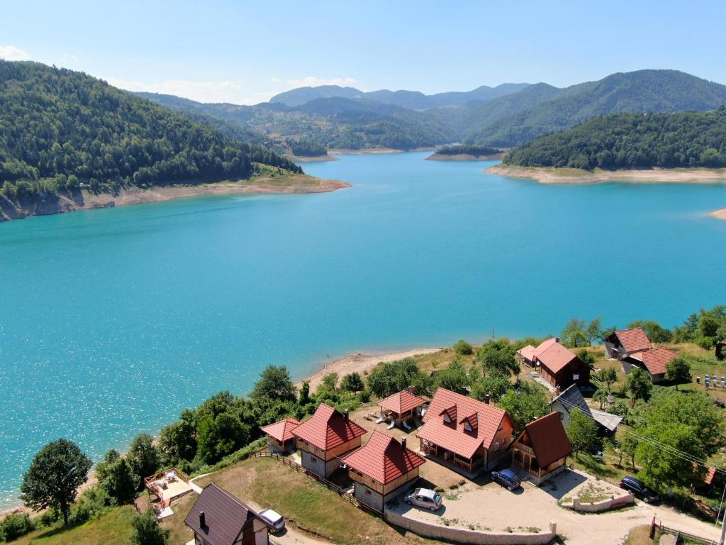 Zaovine的住宿－Draganovi Konaci，享有湖畔房屋的空中景致