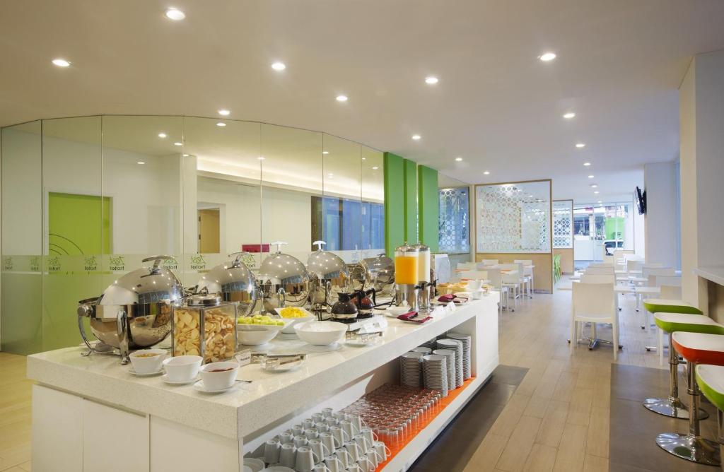 Makanan di atau berdekatan hotel