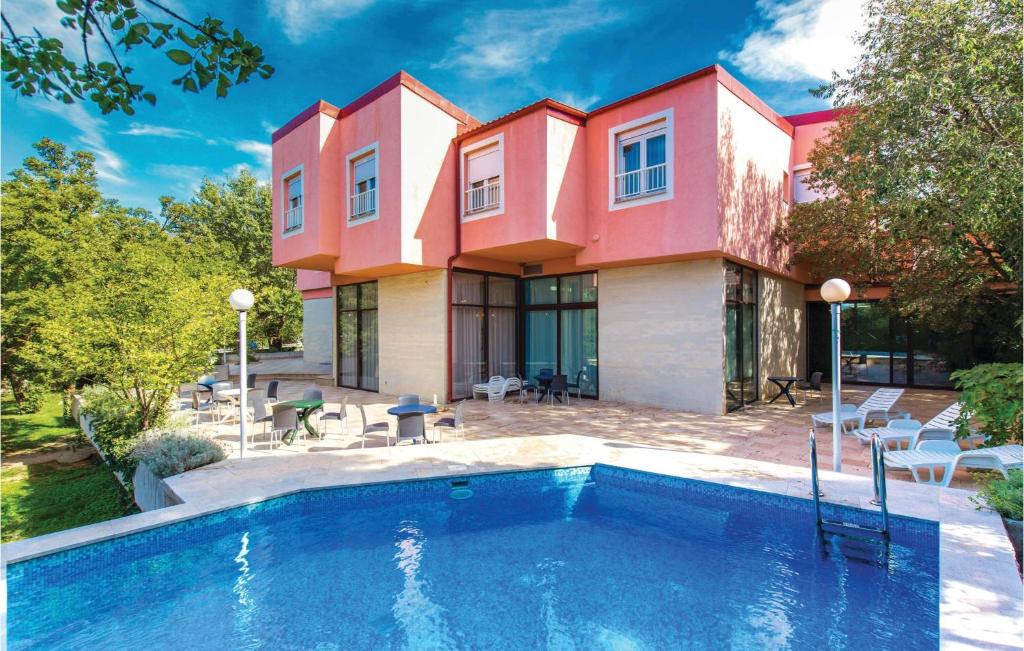 una casa con piscina frente a ella en Amazing Home In Klenovica With House Sea View, en Klenovica