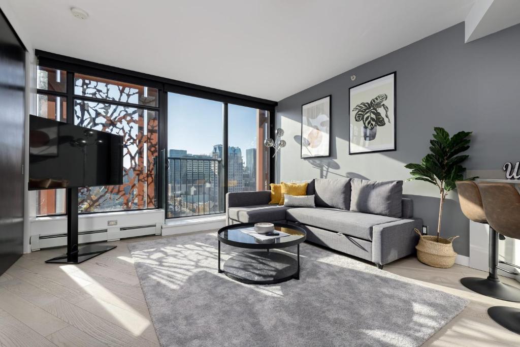 un soggiorno con divano e TV di Cozy 1BR Condominium Suite in West Cordova a Vancouver
