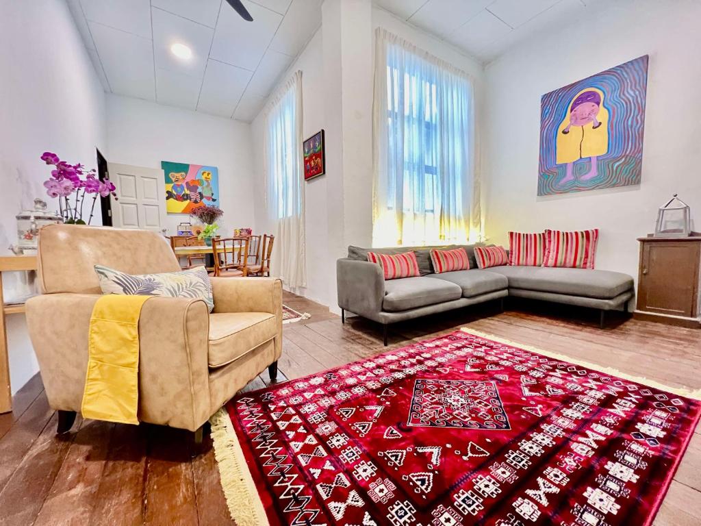 una sala de estar con 2 sofás y una alfombra roja en Pertak Malai @ Kuala Kubu Bharu, en Kuala Kubu Baharu