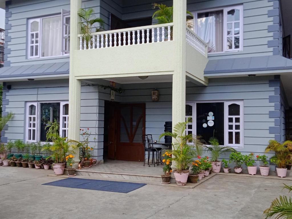 una casa con portico con piante in vaso di Hotel Blue moon Pokhara a Pokhara