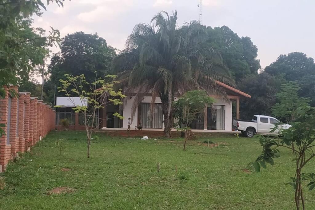 ein Haus mit einer Palme im Hof in der Unterkunft Hermosa Casa de Campo en Santiago de Chiquitos in Santiago de Chiquitos
