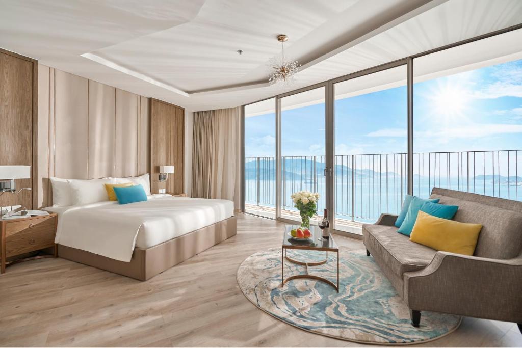 een hotelkamer met een bed en een bank bij Star Beach Panorama in Nha Trang