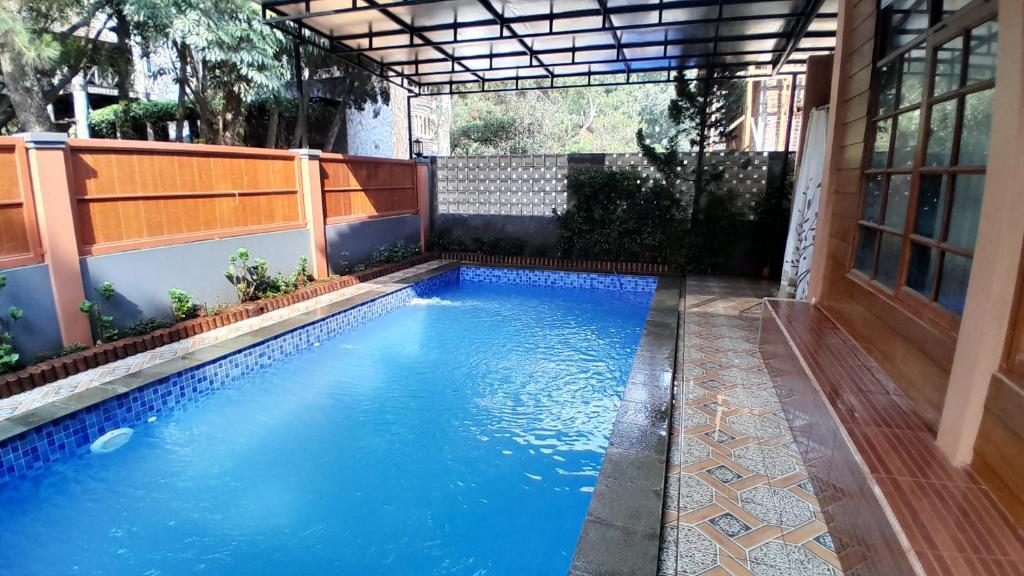 una piscina nel cortile di una casa di Vila Dinar Tulip Hill a Lembang