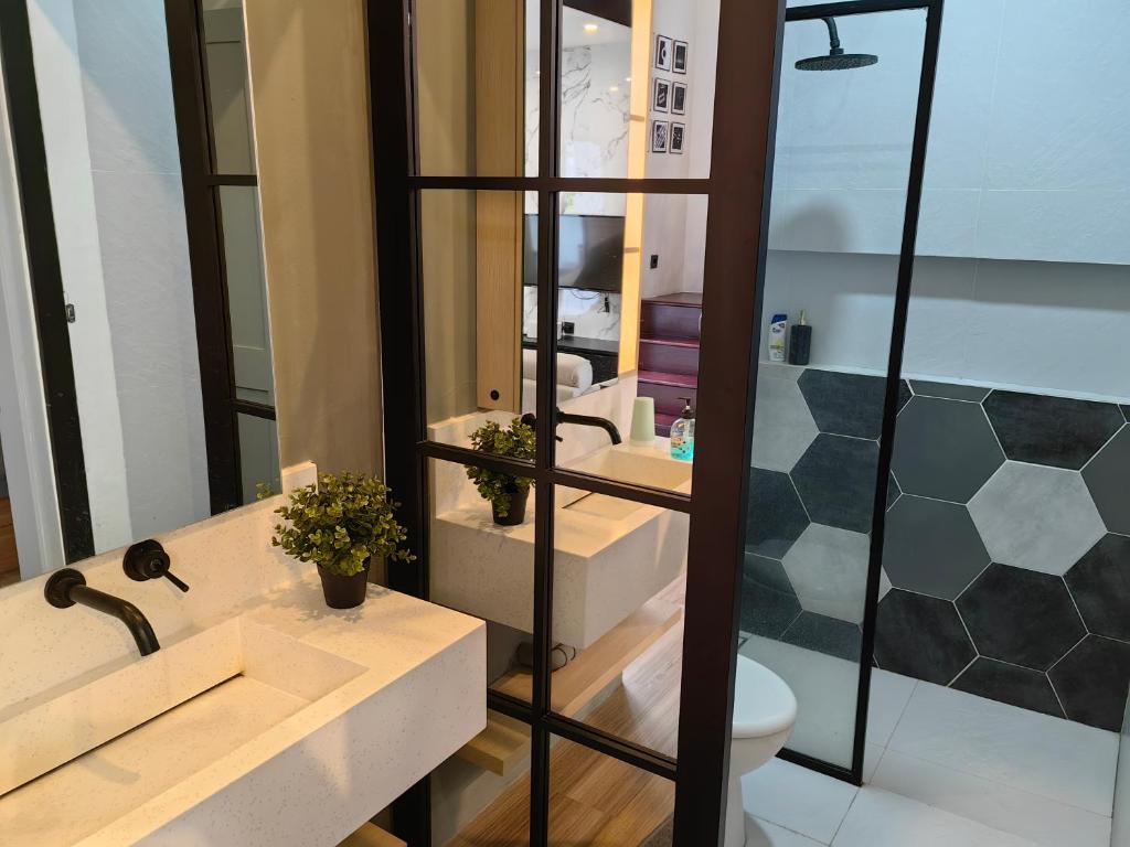 bagno con 2 lavandini, servizi igienici e specchio di Haha house a Padalarang