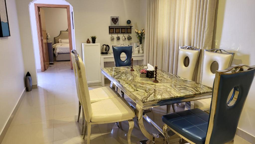 a dining room with a glass table and chairs at شقة متكاملة VIP غرفتين وجلسة خارجية in Riyadh