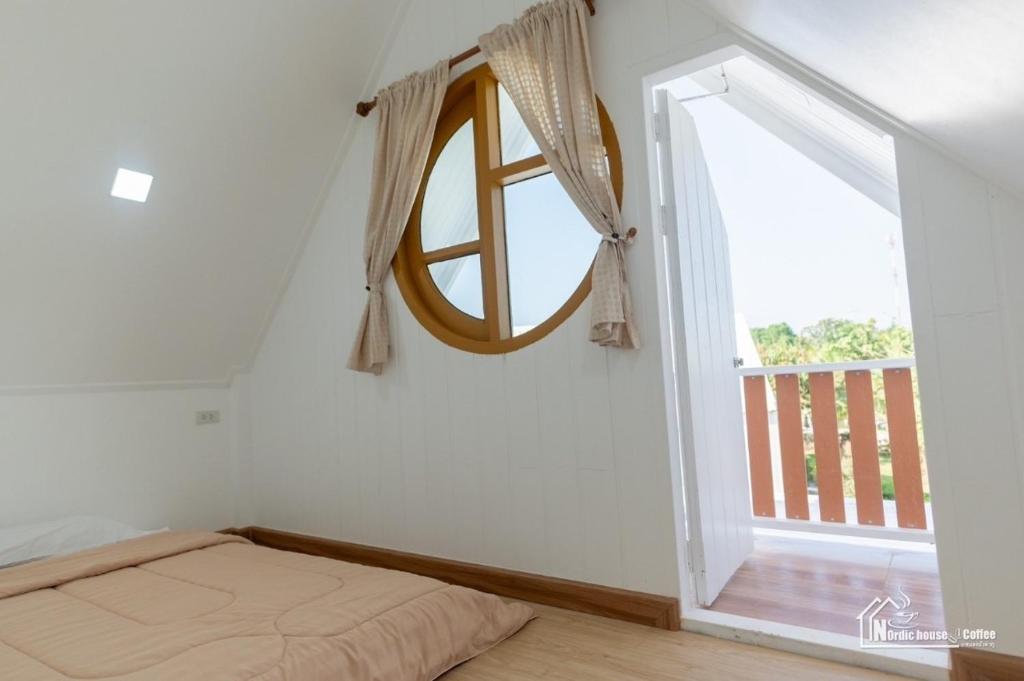 นอร์ดิกเฮ้าส์ แอนด์ คอฟฟี่หนองบัวลำภู - Triple Chambre Avec Vue Sur Le Jardin