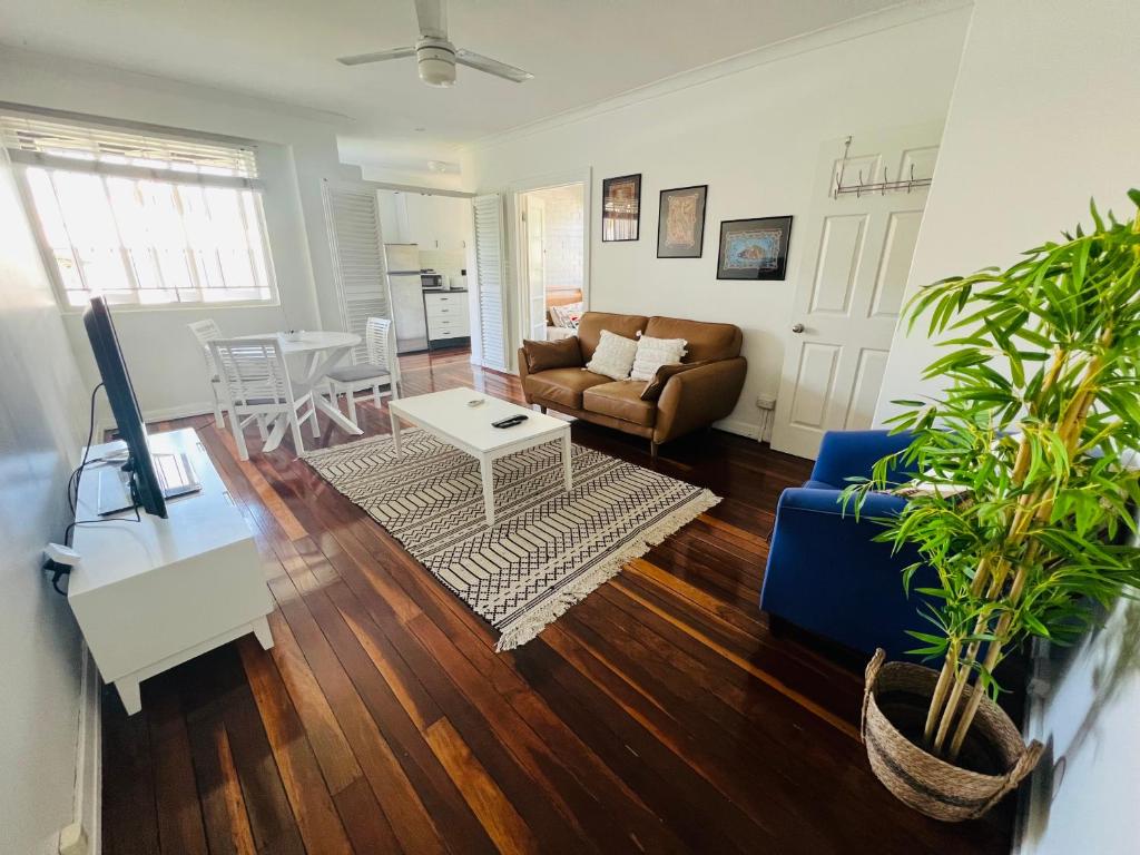 - un salon avec un canapé et une table dans l'établissement Paddington Pad Perfect Position Free Parking Close to transport Unit 2, à Brisbane