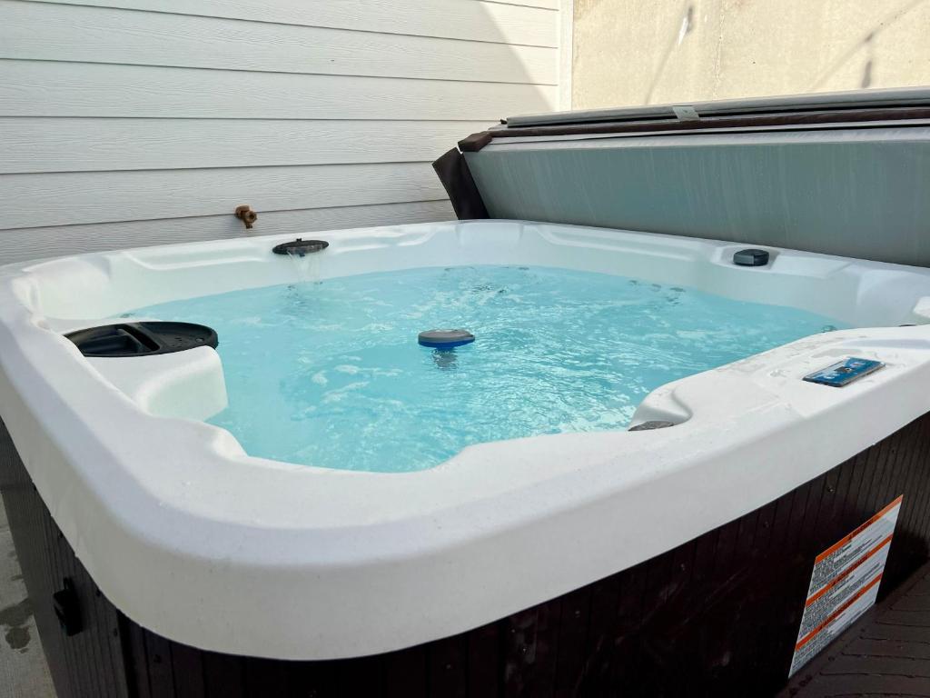 eine Whirlpool-Badewanne mit einem Stein darin in der Unterkunft Oar Place - Private Hot Tub! 1 Mile To Marina! Steps to Indoor & Outdoor Pools! in Hollister