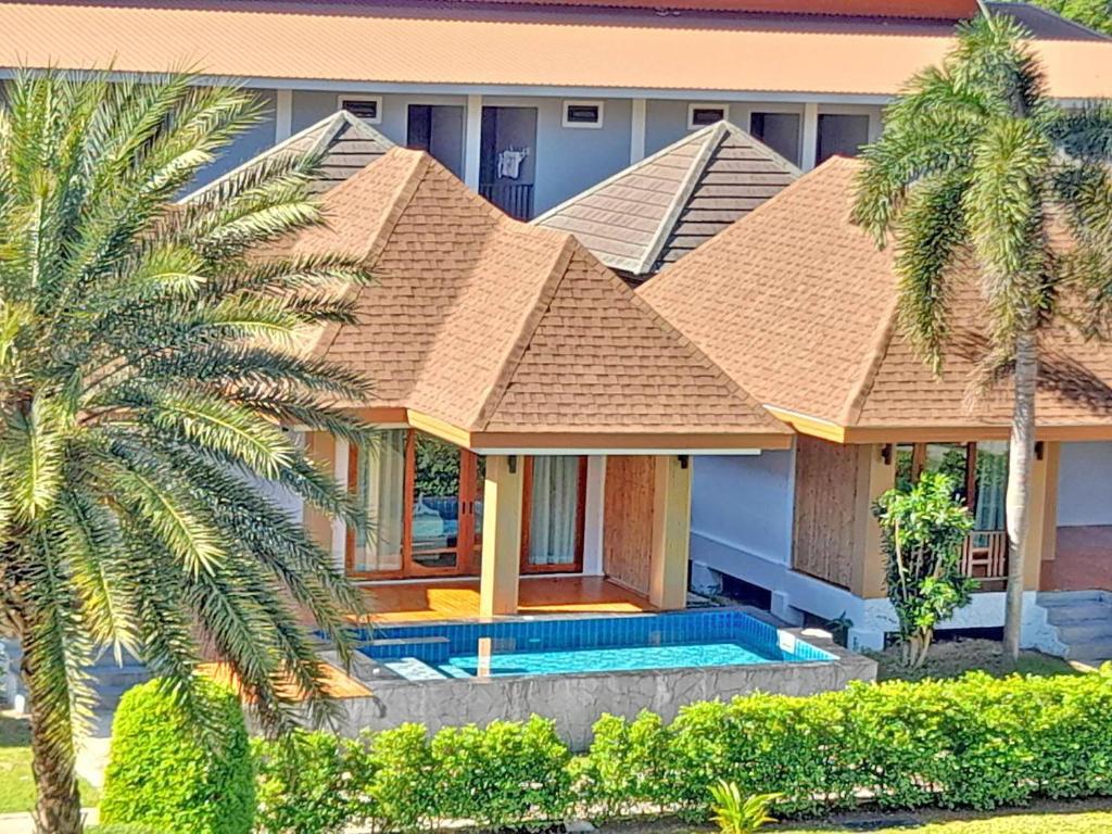 Bazén v ubytování U Rip Resort Phi Phi Hotel nebo v jeho okolí