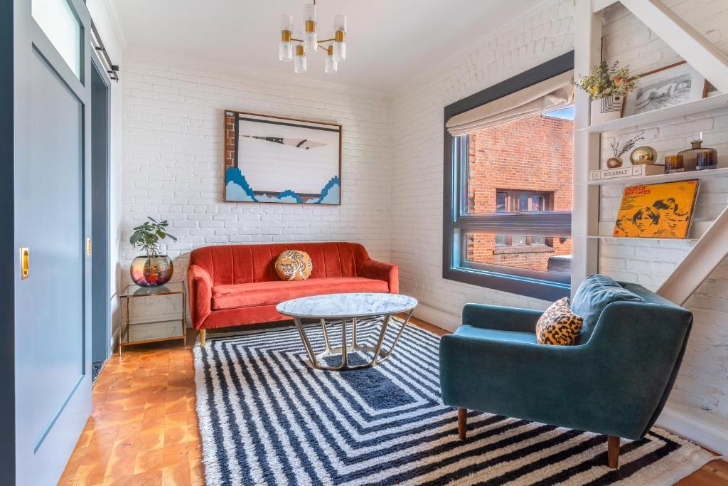 a living room with a red couch and two chairs at Gold-Diggers in Los Angeles