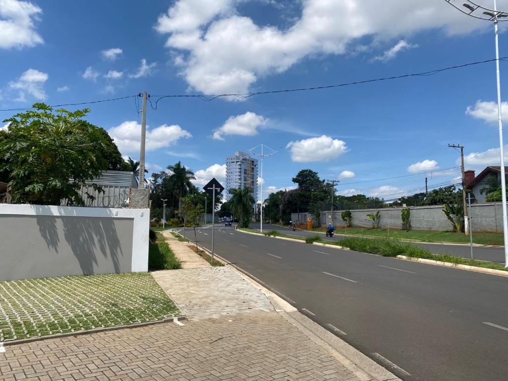 eine leere Straße mit einem Gebäude in der Ferne in der Unterkunft Apartamento próximo ao Pão de Açúcar e centro in Limeira