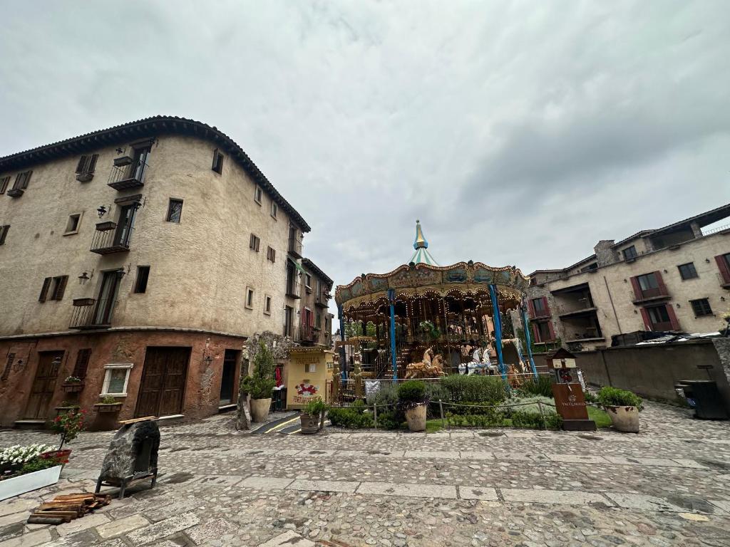 a carousel in a courtyard next to a building at Villa Serena Val’Quirico in Santeagueda