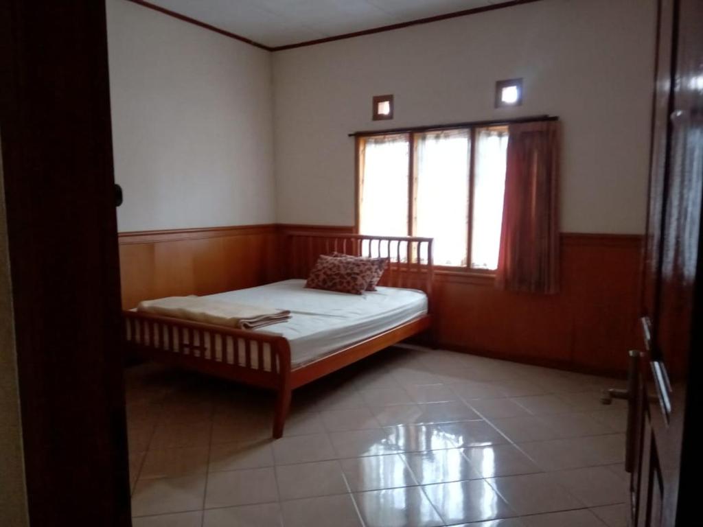 เตียงในห้องที่ Villa Cipedes Syariah