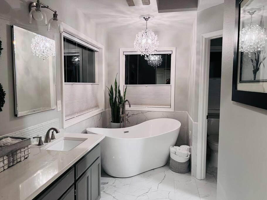 een witte badkamer met een groot bad en een wastafel bij Sopra Bella- 4 bedroom home in Corvallis