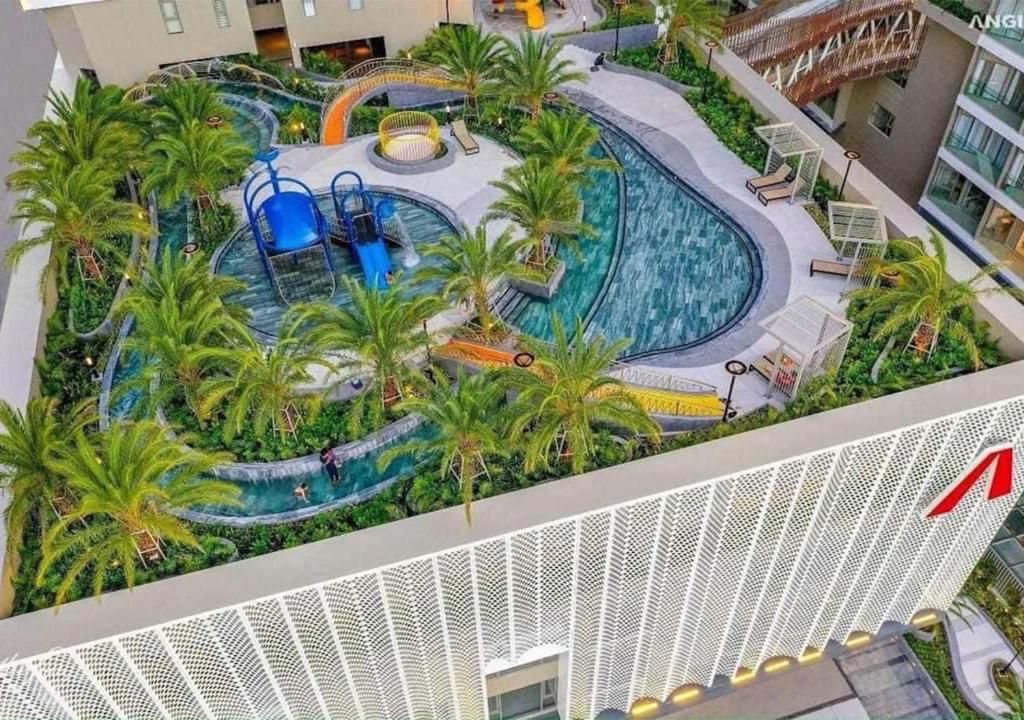 - une vue sur la piscine d'un complexe dans l'établissement The Sóng Vũng Tàu Xinh, à Vung Tau