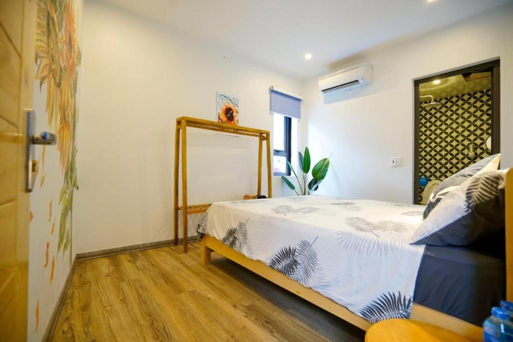 1 dormitorio con cama y espejo en Almor Homestay 2 Food, Bread & Coffee HaLong, en Ha Long