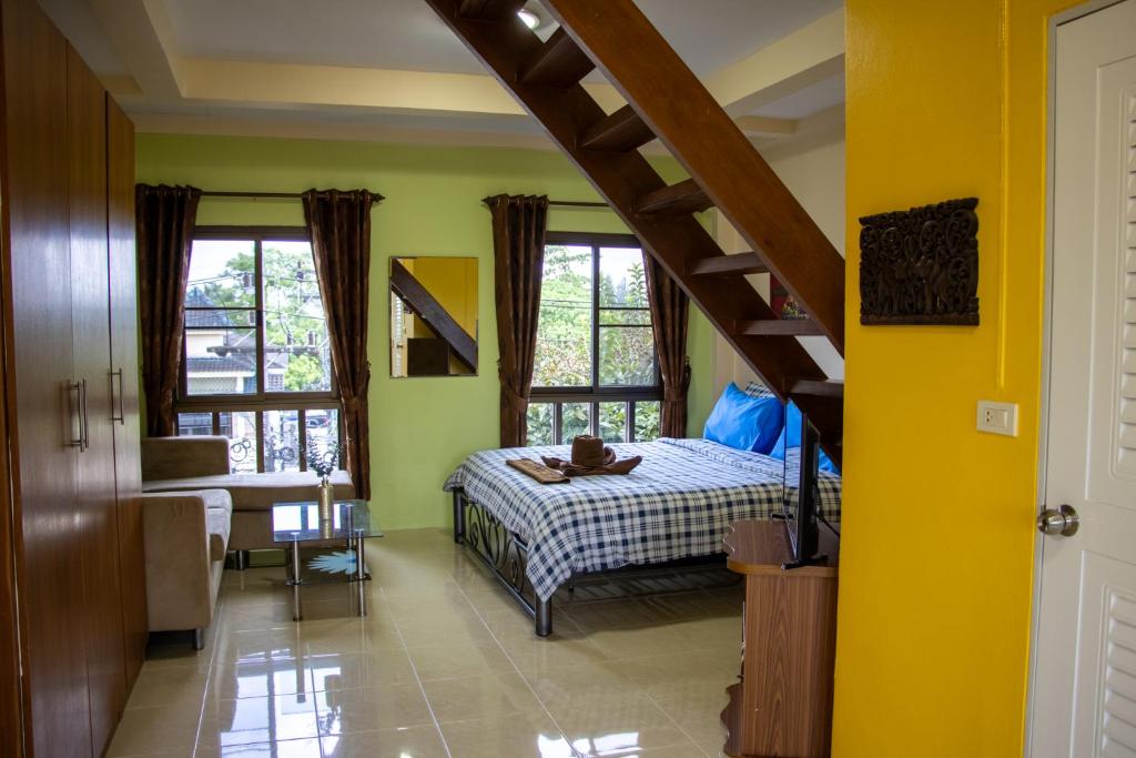 Postel nebo postele na pokoji v ubytování Thai Life Guesthouse Khaolak