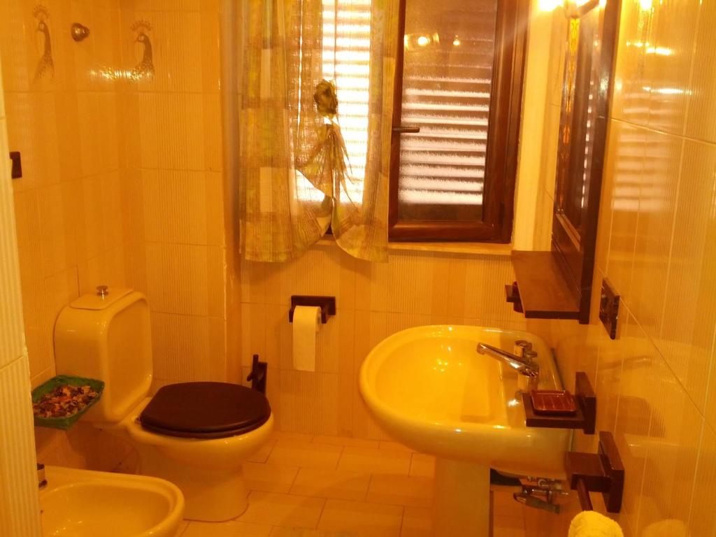 y baño con lavamanos, aseo y lavamanos. en Beb Eclissi, en Fontane Bianche